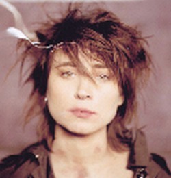 Певица Земфира простила побившего её гастарбайтера