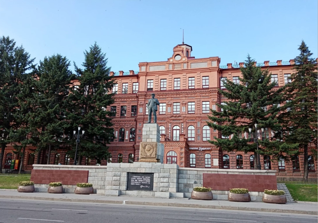 Реальное училище на месте кладбища