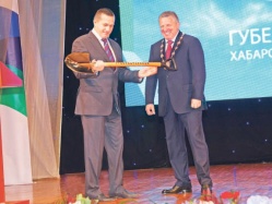 Полпред  Юрий Трутнев вручил губернатору лопату