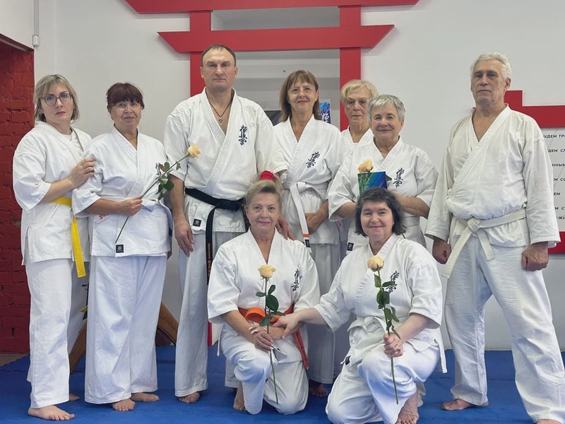 Люди «серебряного возраста» сдали экзамены по каратэ