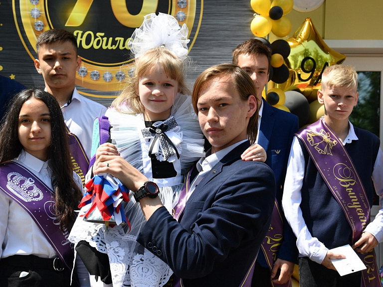 Звонки прозвенели, экзамены начались