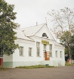 Листовки клеили на спины прохожих