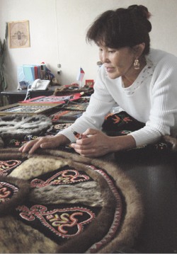 Красочные письмена из яркого бисера