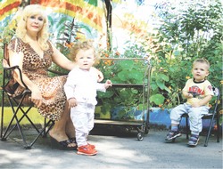 Пара лебедей у теневых часов