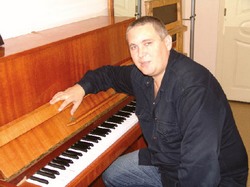 Портрет музыканта на фоне джаза