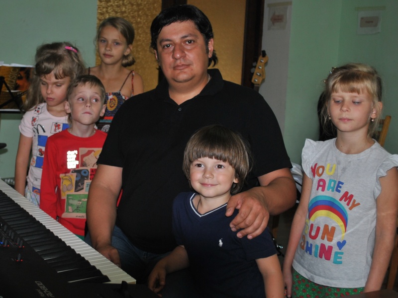 Нам песня жить и любить помогает…