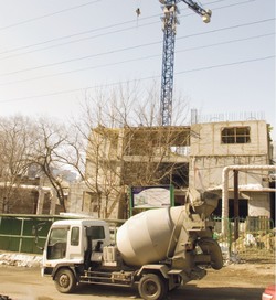 Через барьер на фабрику земельных участков