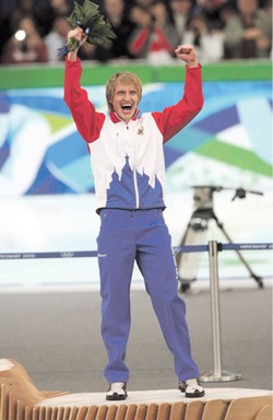 Теперь Скобрев уверенно стоит на коньках