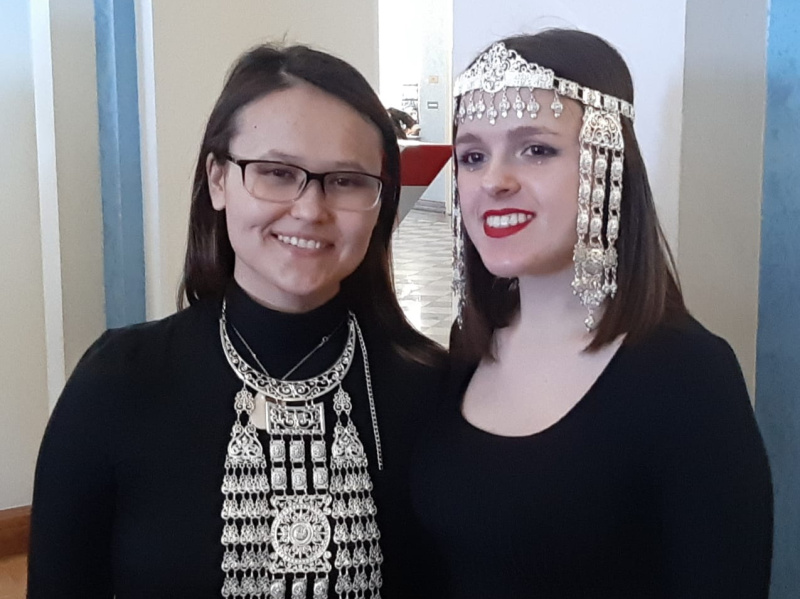 Анастасия Макласюк и Ляля Тетина вызывают духов