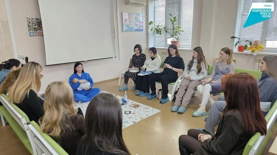 Почти 2000 занятий для родителей провели школы для мам в Хабаровском крае