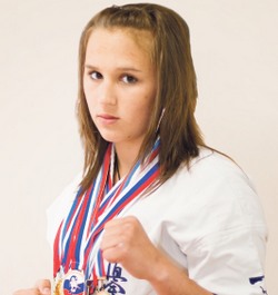 Коричневая полоска на зелёном поясе Елизаветы