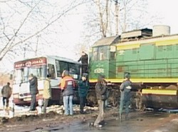 Автобус столкнулся с локомотивом
