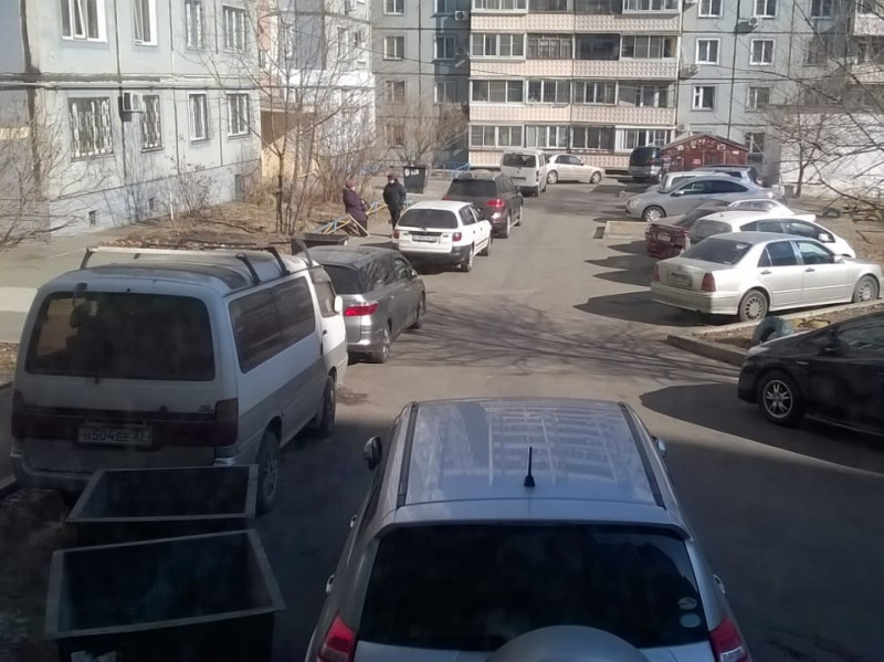 В футбол играют дети, а ведь под ними сети