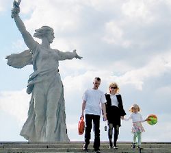 Плечом к плечу врастали в землю тут