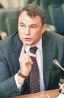 Пётр Толстой и сам выпить любит