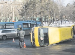 Большой автобус боднул малыша