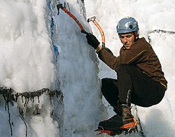 Взбирались на сосульку ледолазы