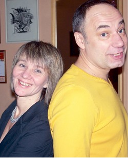 Красный занавес для танцующих под дождём