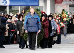 Куда бегут с обратным шумом волны...