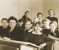 Не забудет никто никогда школьные годы чудесные…