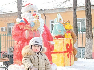 Двор превращается в новогоднюю сказку