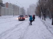 Тротуары завалены снегом, идти можно только по проезжей части