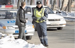 Сотрудник ДПС не может прятаться в кустах