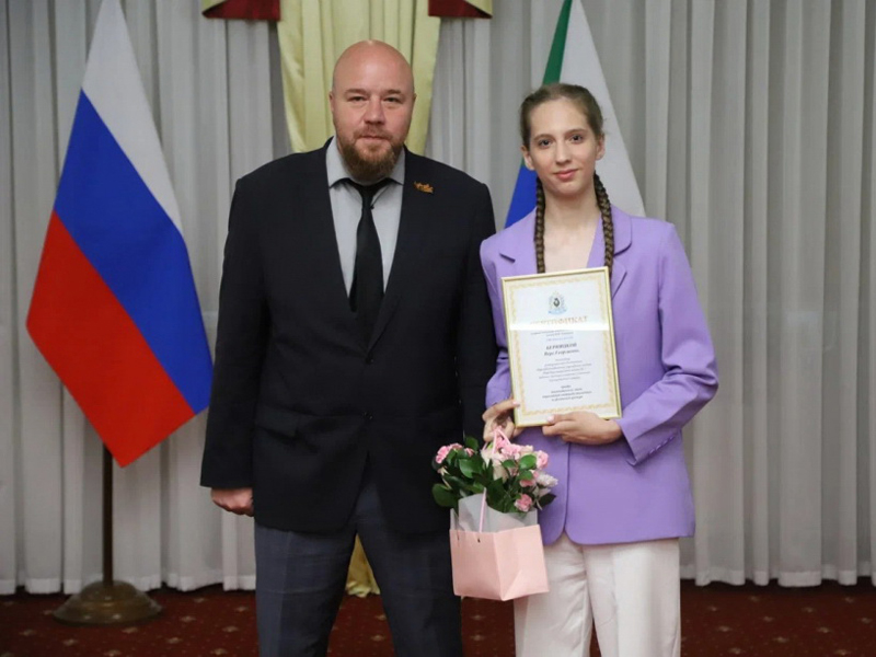 Стобалльницы Анастасия Крупина и Полина Зацепина хотят стать врачами