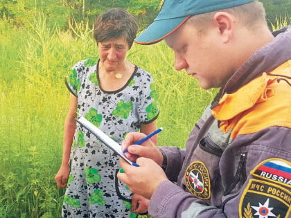 Люди ищут  грибы, а спасатели грибников