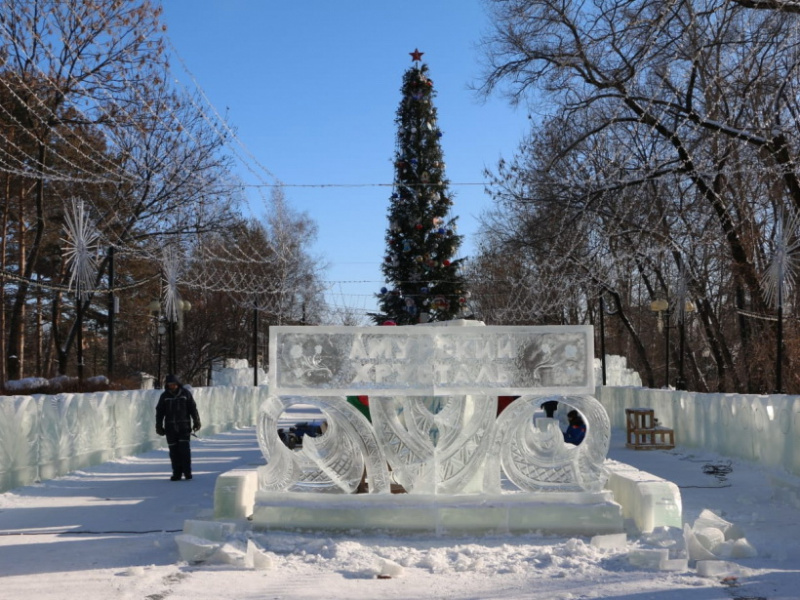 Русская сказка из ледяных глыб