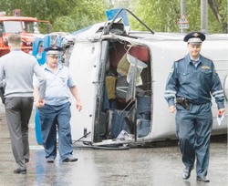 Грузовик протаранил и перевернул маршрутку