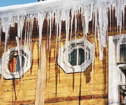 Осторожно: сосульки на крышах