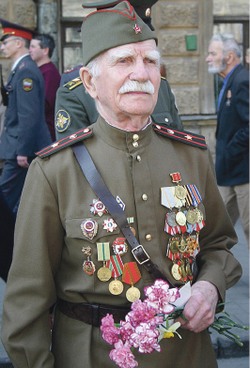 Праздник с ордерами на руках