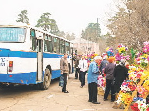 Радоница в Хабаровске: куда идти - в храм или на кладбище?