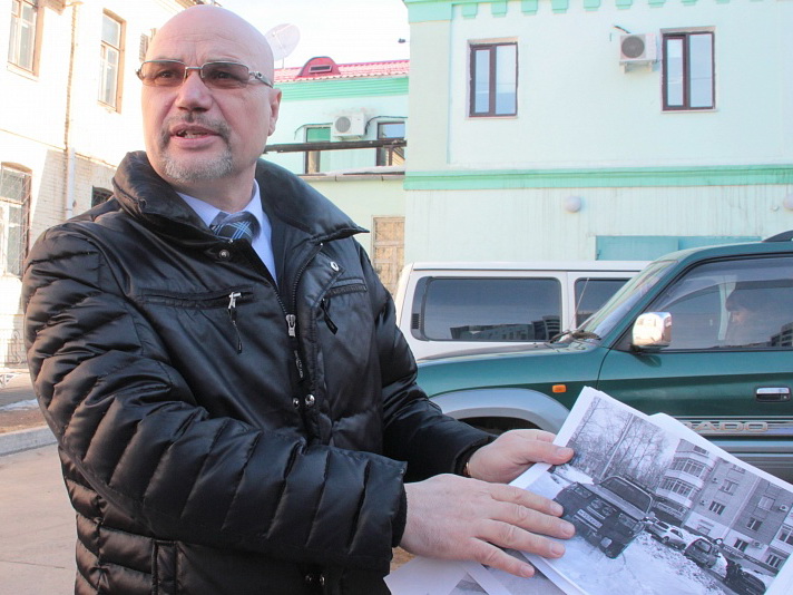 Чем больше в городе машин, тем меньше во дворах газонов