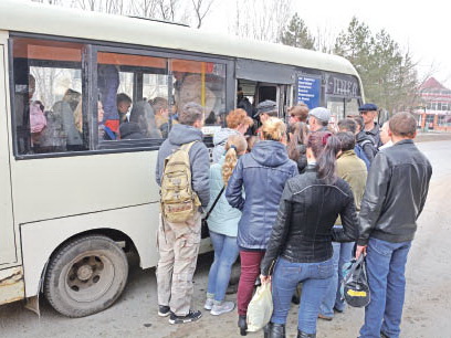 Люди ждут на остановках - когда внесут в закон поправки