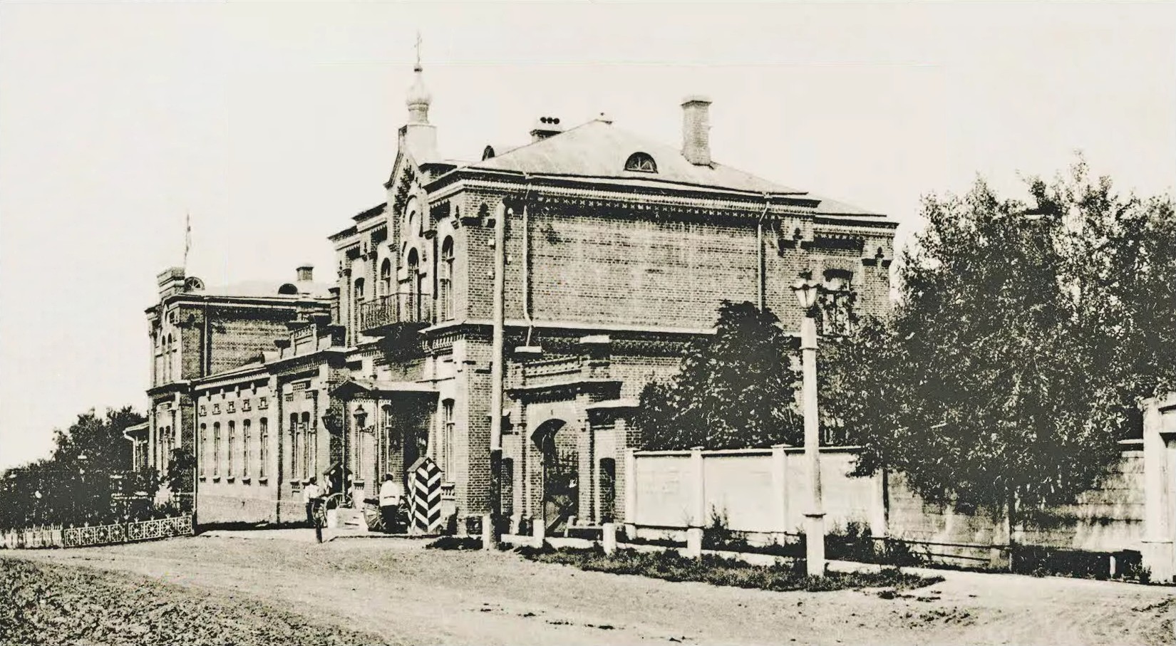 Три эпохи под одной крышей