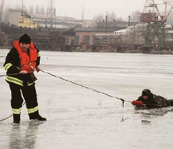 По тонкому по льду