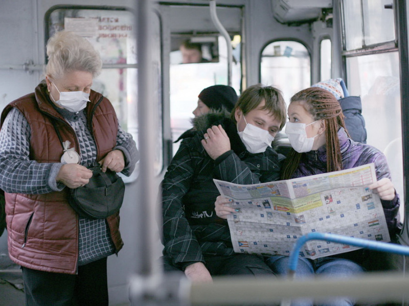 Маски носят и в Хабаровском крае, и в Чехии