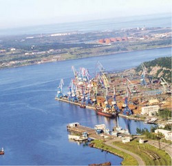 нефтяные пятна в заливе советской гавани