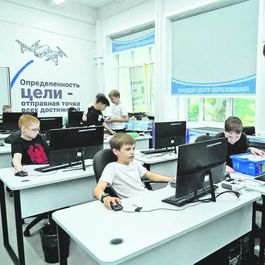 Дроны, влетая в класс, меняют планы хабаровских школьников