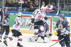 Забил снаряд он в пушку туго…