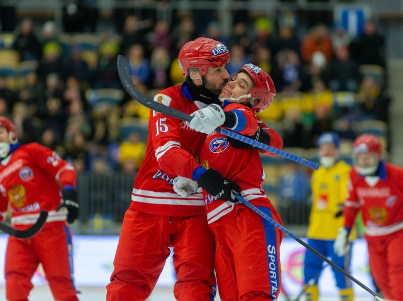 Ура, мы ломим, гнутся шведы