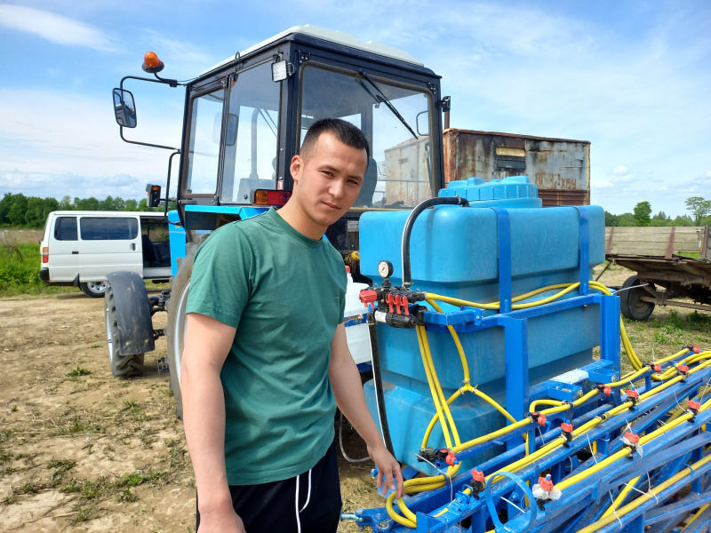 В  22  года  фермер  Илья  Рудас обрабатывает  20  гектаров  земли