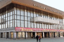 Сцена: наедине со всеми