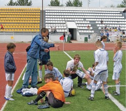 Дети играют в футбол