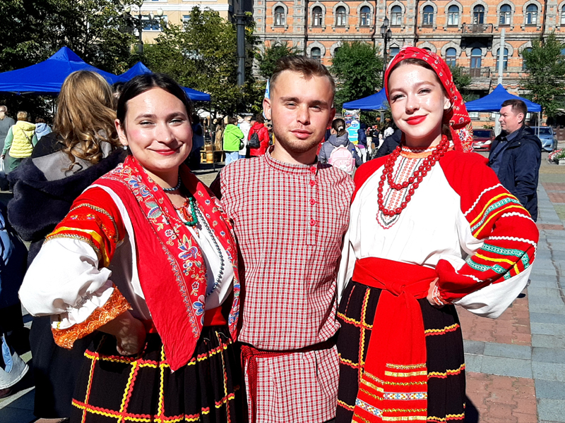 В Хабаровске водили хороводы и пели частушки