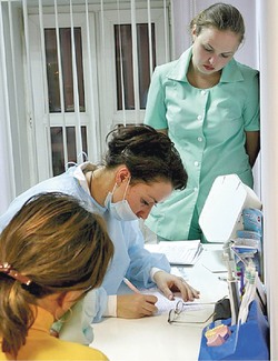 К повышению зарплаты медиков подошли хирургически