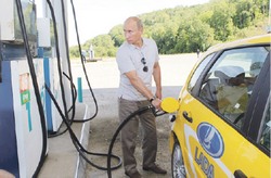 Владимир Путин пообещал проверить цены на бензин