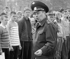 Парни с повестками на руках